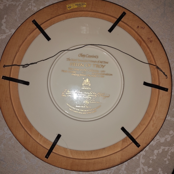 Oleg Cassini Helen of Troy Vintage Collectors Plate in Wood Frame - Picture 6 of 6